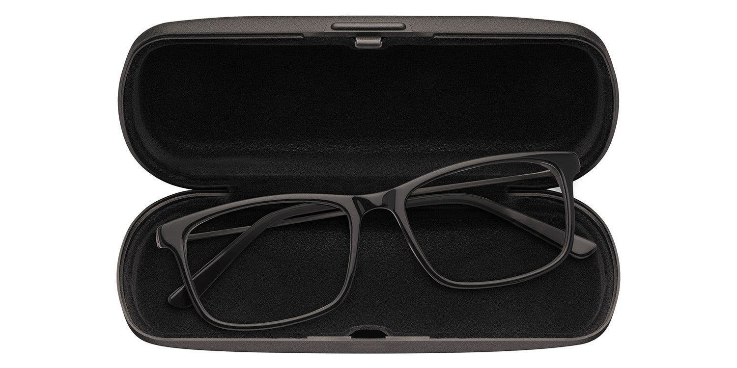 Astuccio grigio scuro aperto con occhiali. Occhiali con montatura scura. Interno foderato.