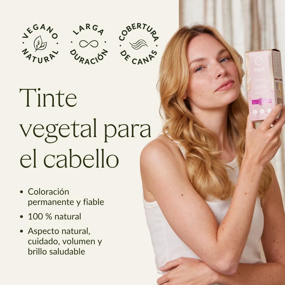 Donna che tiene in mano una confezione del prodotto. Testo: Tinte vegetal para el cabello. Loghi: vegano, lunga durata, copertura dei capelli grigi.