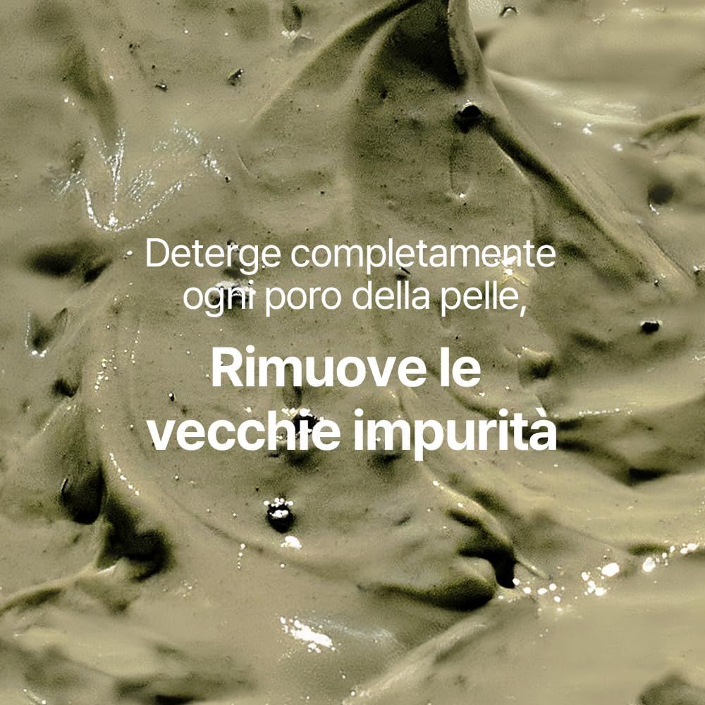 Campione di consistenza di una pasta verde. Testo: Deterge completamente ogni poro della pelle, rimuove le vecchie impurità.