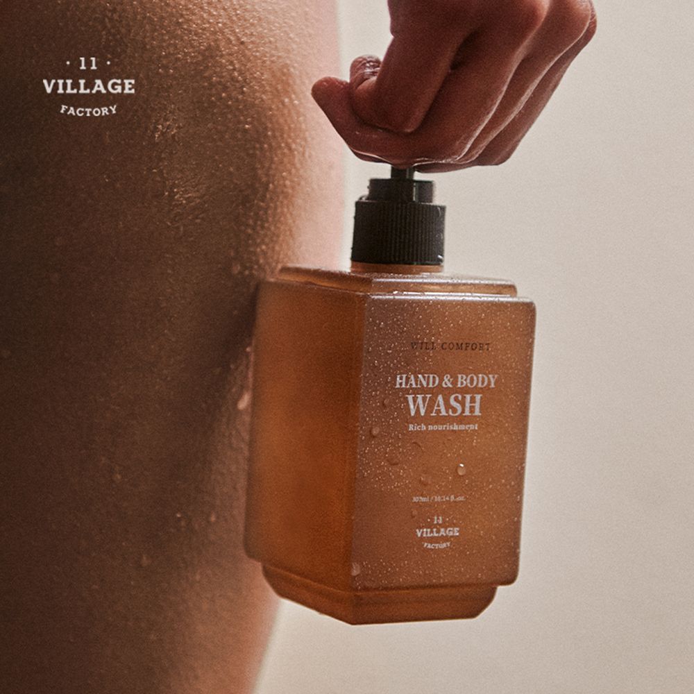 Una persona tiene in mano un flacone. Scritta: WILL COMFORT HAND & BODY WASH. Marchio: VILLAGE 11 FACTORY.