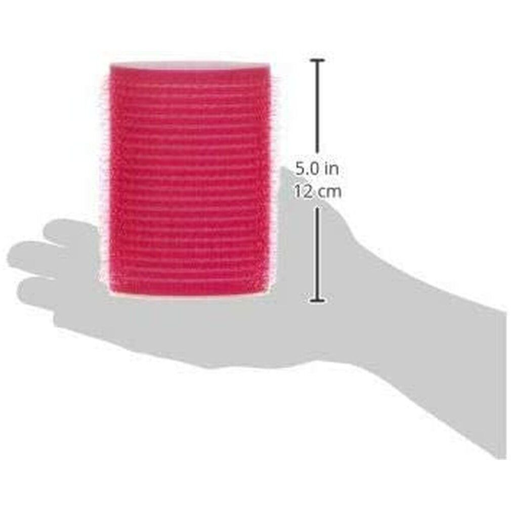 Un bigodino rosa in una mano. Forma cilindrica. Dimensioni: 5,0 pollici/12 cm.