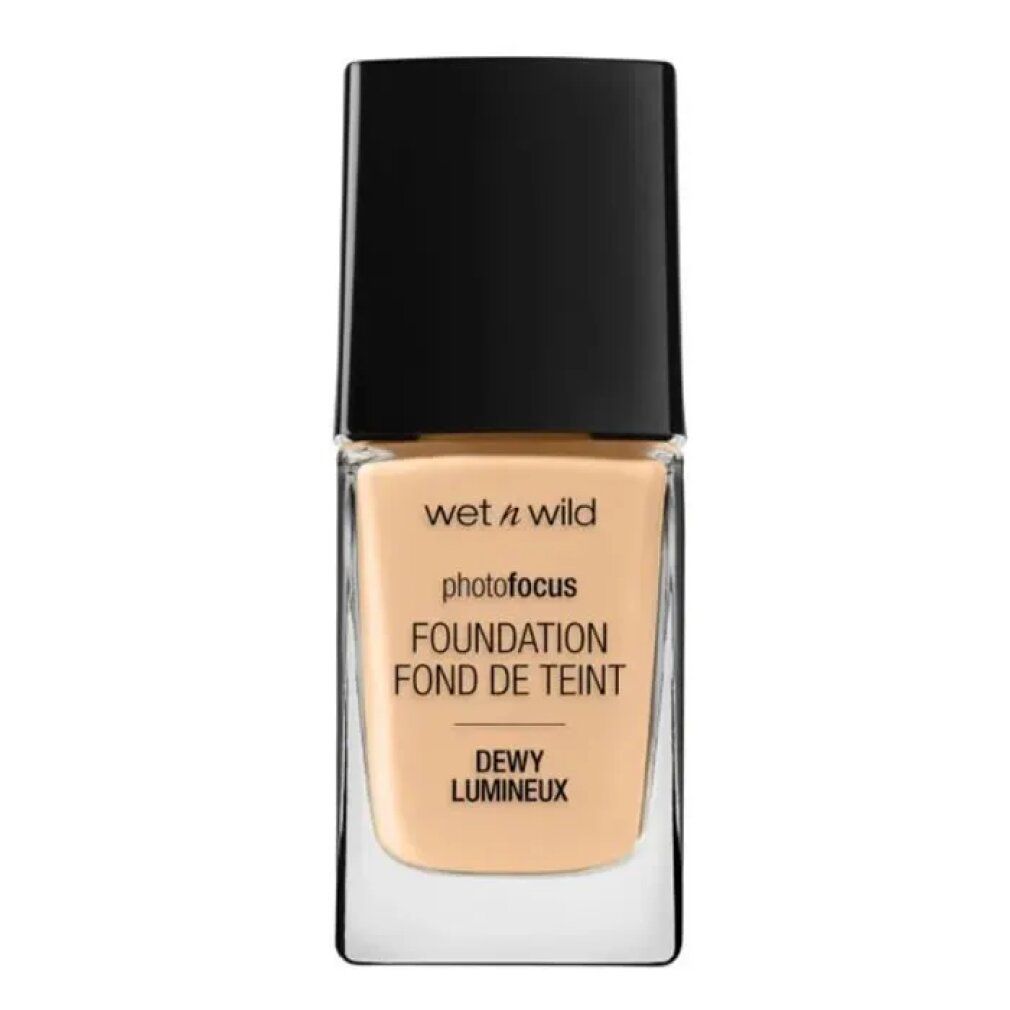 Fondotinta liquido in flacone rettangolare di vetro con tappo nero. Scritta: Wet n Wild, Photo Focus, Foundation, Fond de Teint, Dewy, Lumineux.