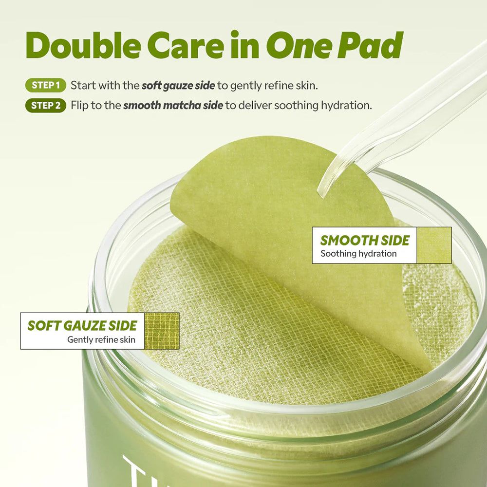 Primo piano di un pad TIRTIR Matcha Tea estratto da un contenitore, con etichettatura dei lati.