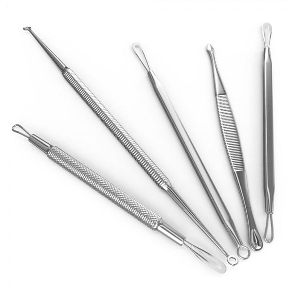Sei strumenti in acciaio inox con punte diverse. Forme e texture diverse. Su sfondo bianco.