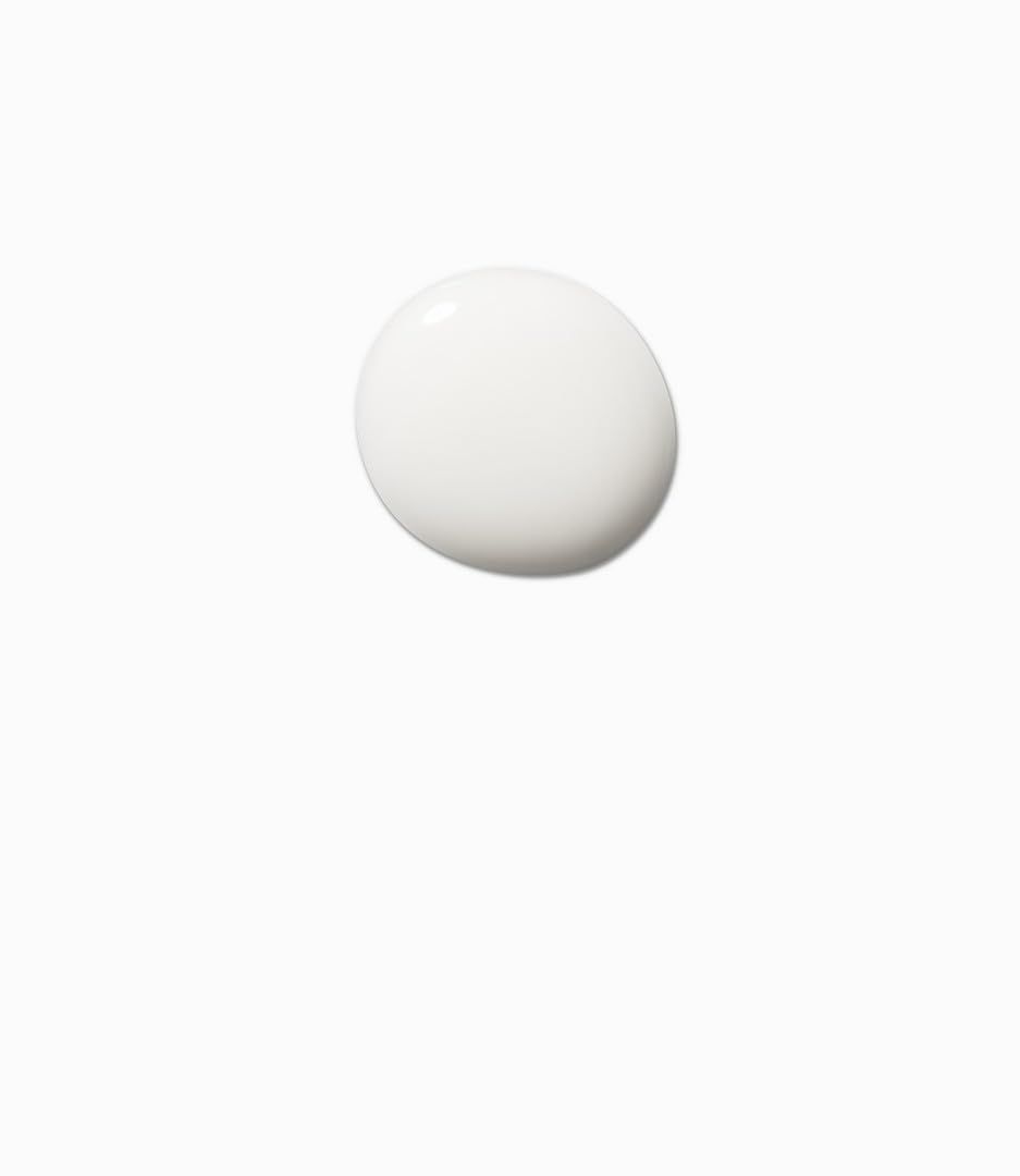 Goccia ovale bianca su sfondo bianco.