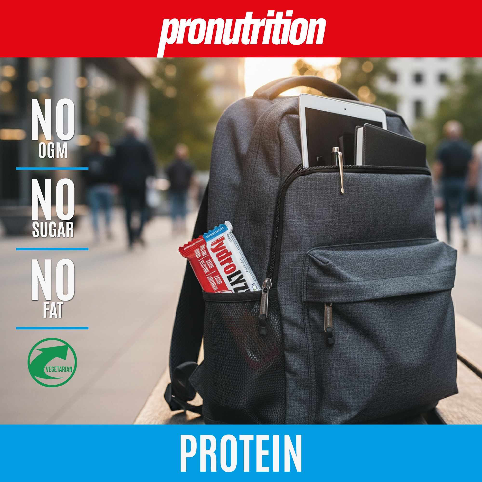 Zaino con barretta proteica. Barretta con confezione rossa e blu, testo: Hydrolyzed, Protein, senza zucchero, senza grassi, vegetariano.