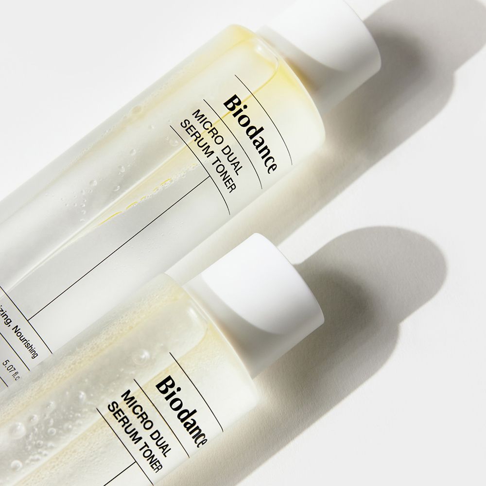 Due flaconi di BIODANCE Micro Dual Serum Toner. Tappo bianco, flacone trasparente con liquido giallo. Testo: "Micro Dual Serum Toner".