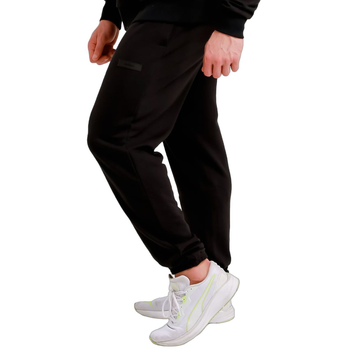Vista laterale dei pantaloni da jogging neri da uomo con tasche.