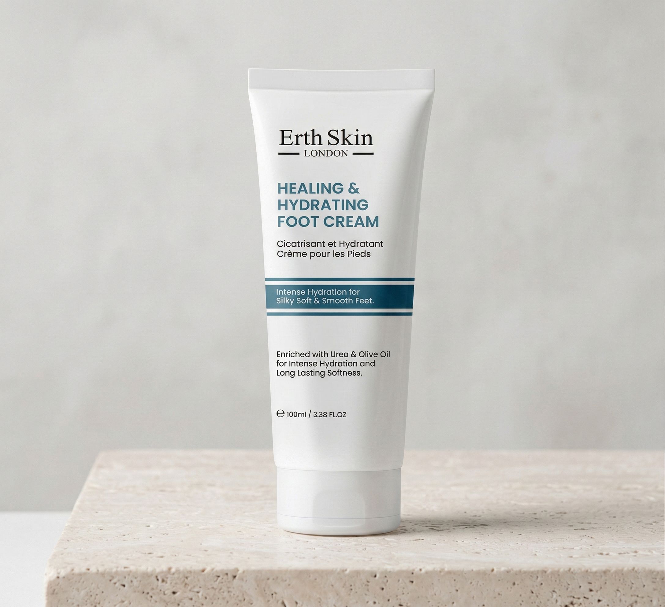 Erth Skin London Crema Piedi Riparatrice e Idratante in un tubo bianco con etichetta blu e grigia.