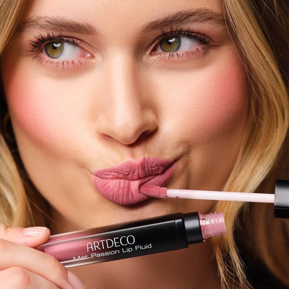 Donna con Artdeco Mat Passion Lip Fluid. Prodotto e applicatore visibili. Applicazione del rossetto.