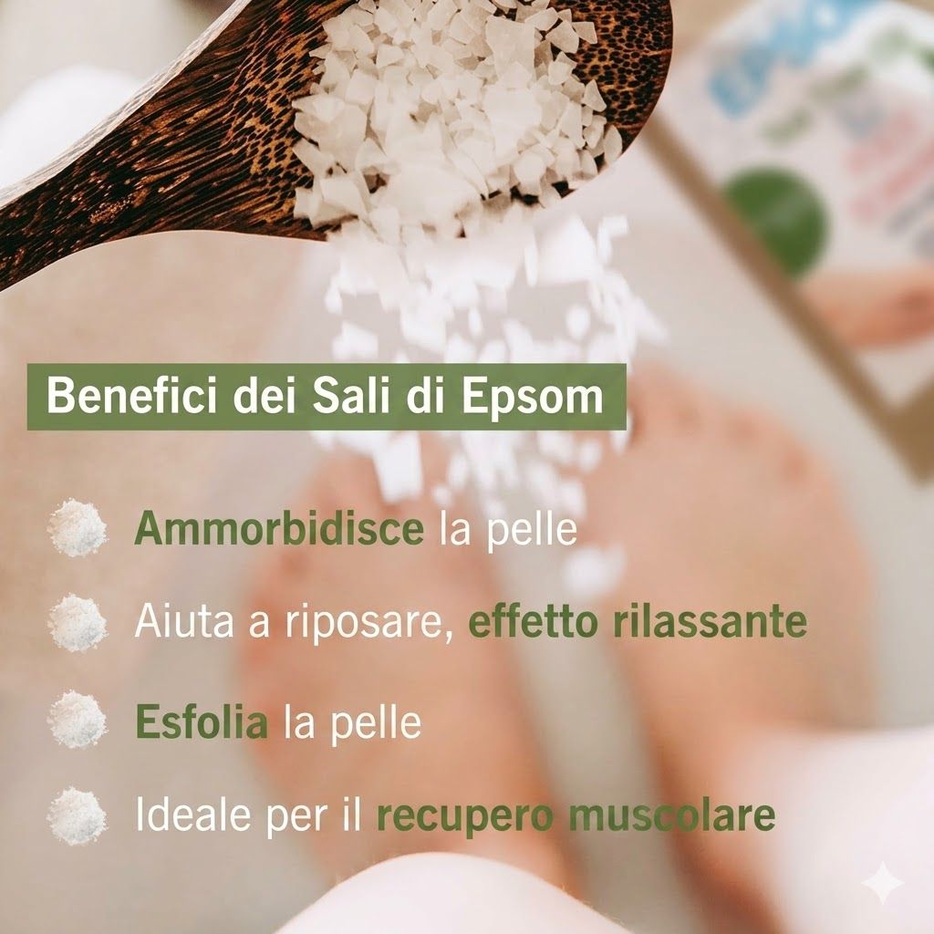 Cucchiaio di legno con sale sopra i piedi. Testo: 'Benefici dei Sali di Epsom'. Vantaggi: pelle morbida, rilassante, esfoliante, recupero muscolare.