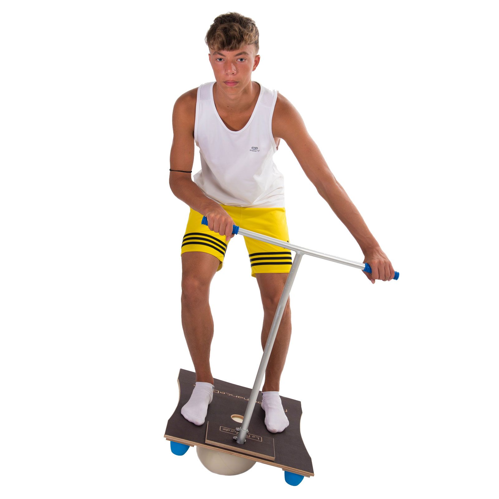 Uomo su La Posturale Performancebike. Tavola in legno con maniglia, ruote blu. Scritta: Performancebike. Abbigliamento sportivo.