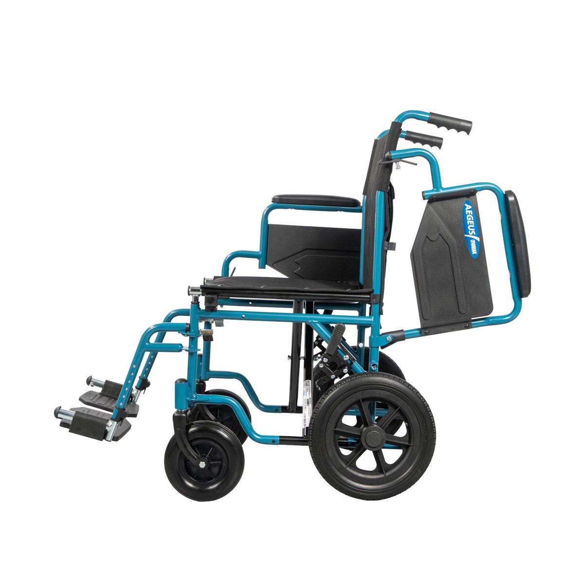 Sedia a rotelle blu con seduta e ruote nere. Vista laterale. Marchio AEGEUS.