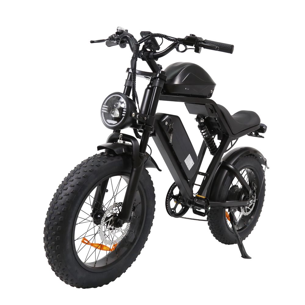 E-bike nero, vista frontale. Faro rotondo, pneumatici larghi, batteria, sella.