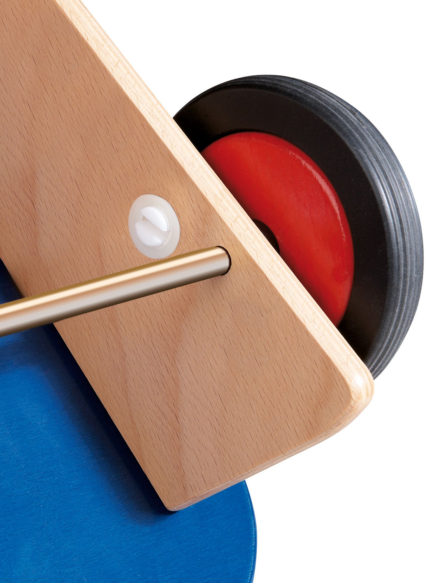Primo piano di un girello. Legno, ruota rossa, asse metallico e seduta blu.