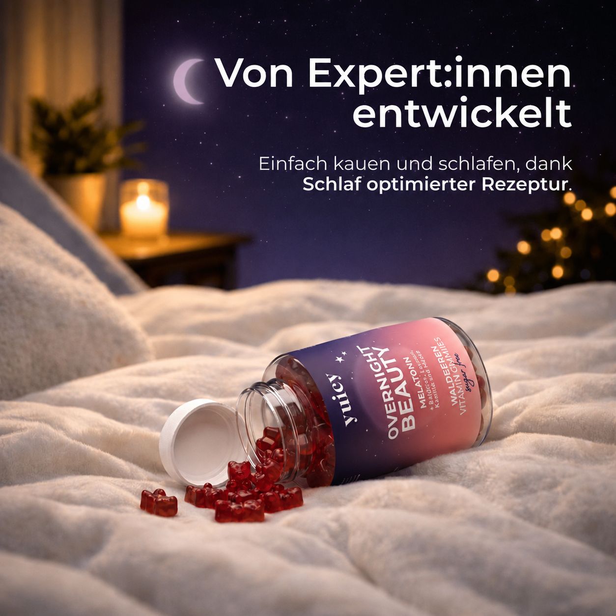 Un barattolo di yuicy® Overnight Beauty Gummies su un letto. Orsetti gommosi rossi sparsi. Testo: Melatonina, frutti di bosco, senza zucchero.