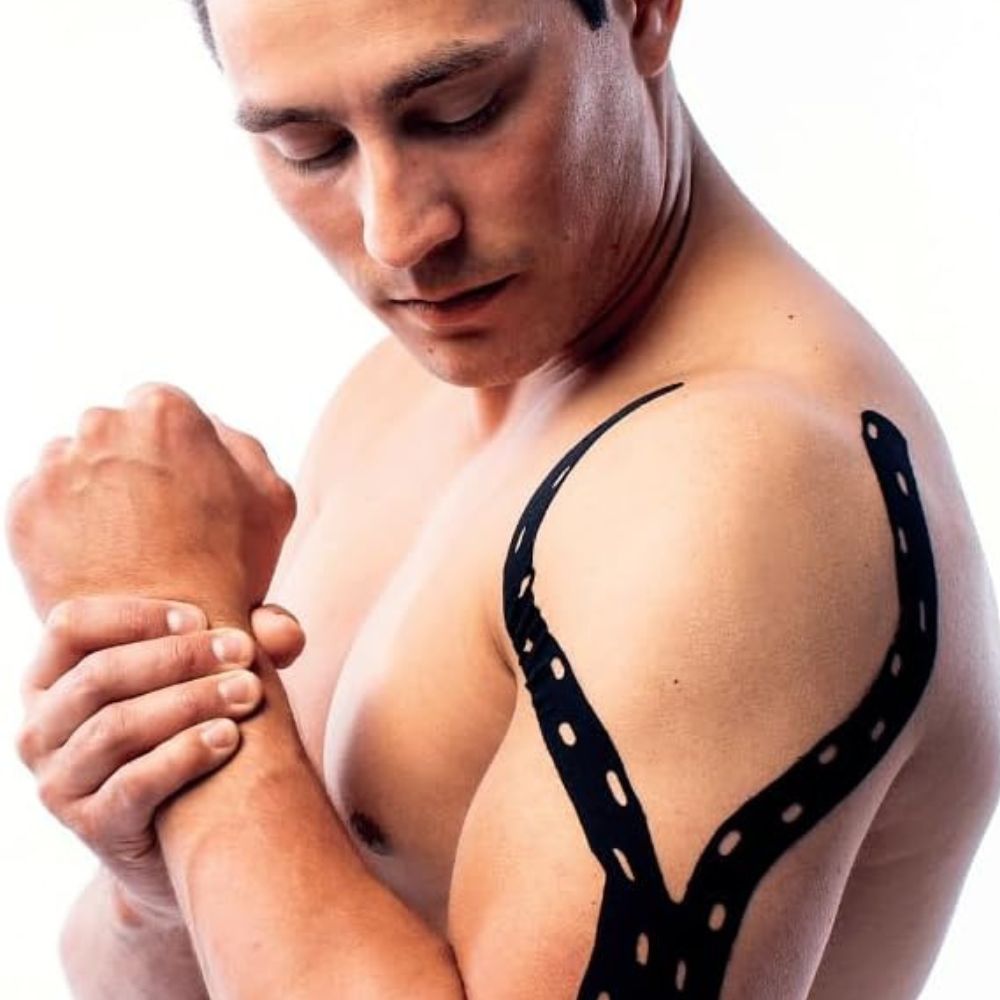 Nastro kinesiologico nero applicato sulla spalla e sul braccio di un uomo.