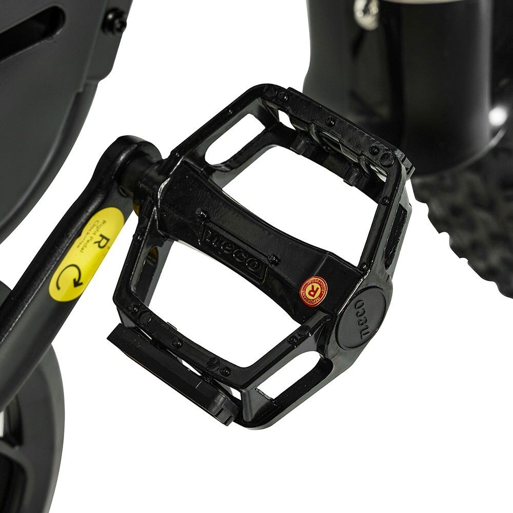 Pedale nero per dirt bike con adesivo giallo. Forma rettangolare con fori e scritta "neco".