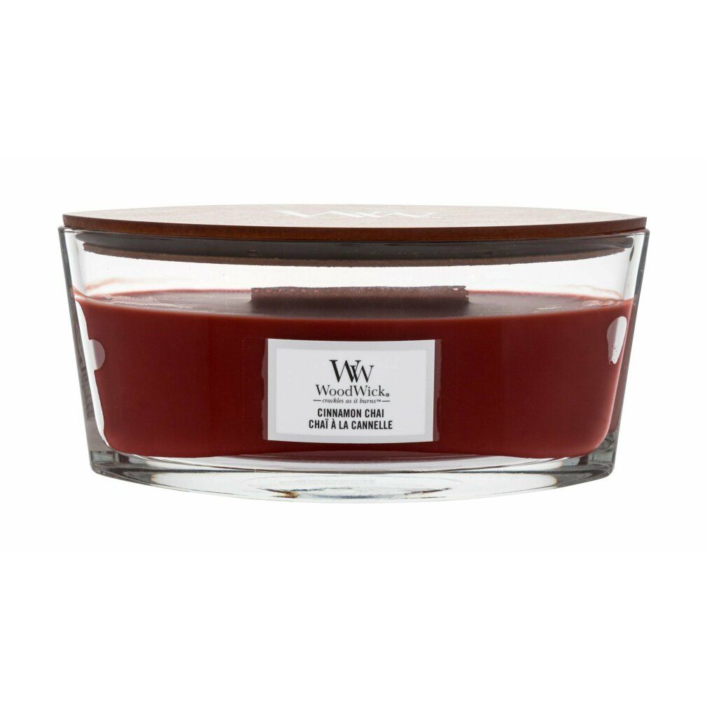 Candela ellittica con coperchio in legno. Cera rossa, etichetta 'WoodWick' e 'Cinnamon Chai'.