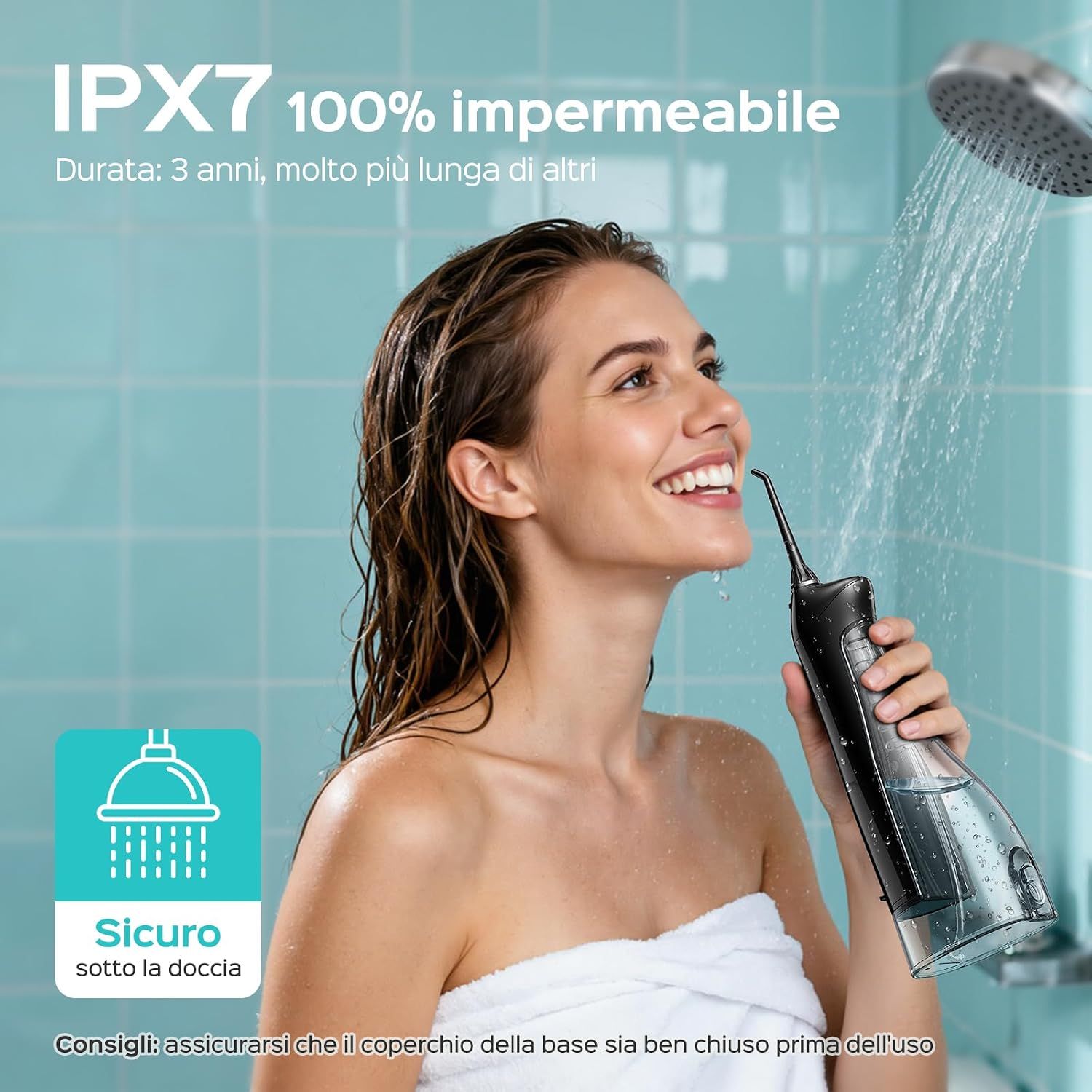 Una donna usa un idropulsore orale sotto la doccia. L'apparecchio è impermeabile IPX7 al 100%. Sicuro sotto la doccia.