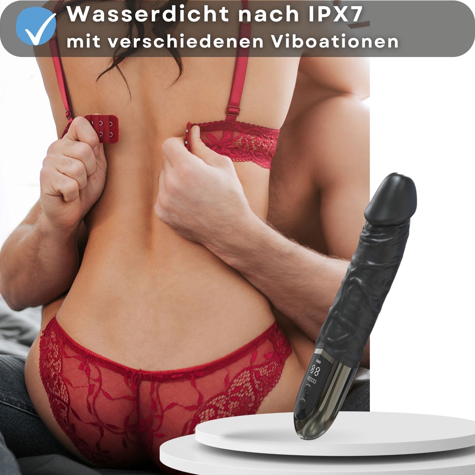 Vibratore anale nero a forma di pene realistico. Coppia sullo sfondo, donna si toglie il reggiseno.