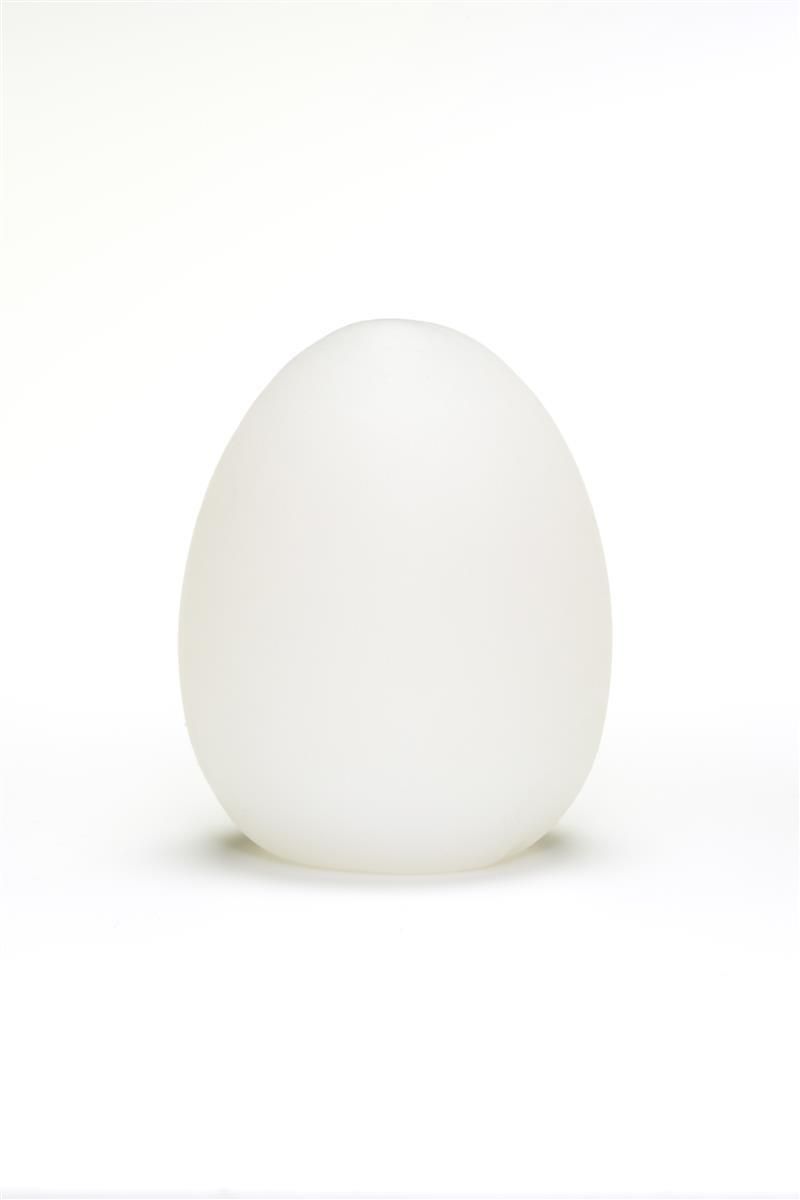 Prodotto bianco a forma di uovo. Superficie liscia. Su sfondo bianco.