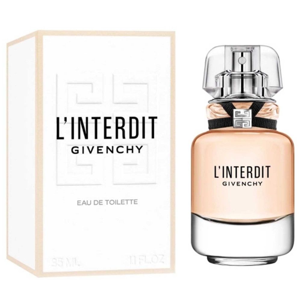 Flacone di profumo e confezione. Flacone con base in vetro, contenuto rosa, nastro nero e tappo argentato. Confezione con logo e testo.