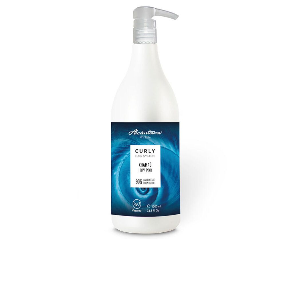 Flacone bianco con dosatore. Etichetta blu con testo: CURLY, LOW POO, 90% ingredienti naturali. Logo vegano. 1000 ml.