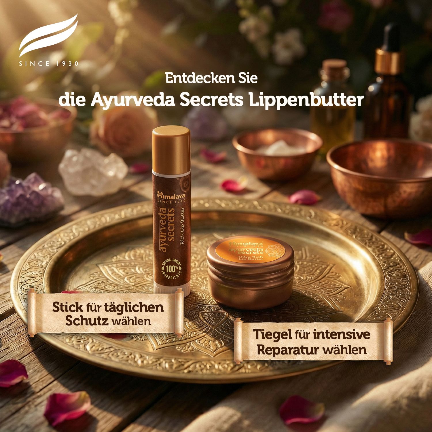 Stick e vasetto Himalaya Ayurveda Secrets per labbra su un piatto decorato.