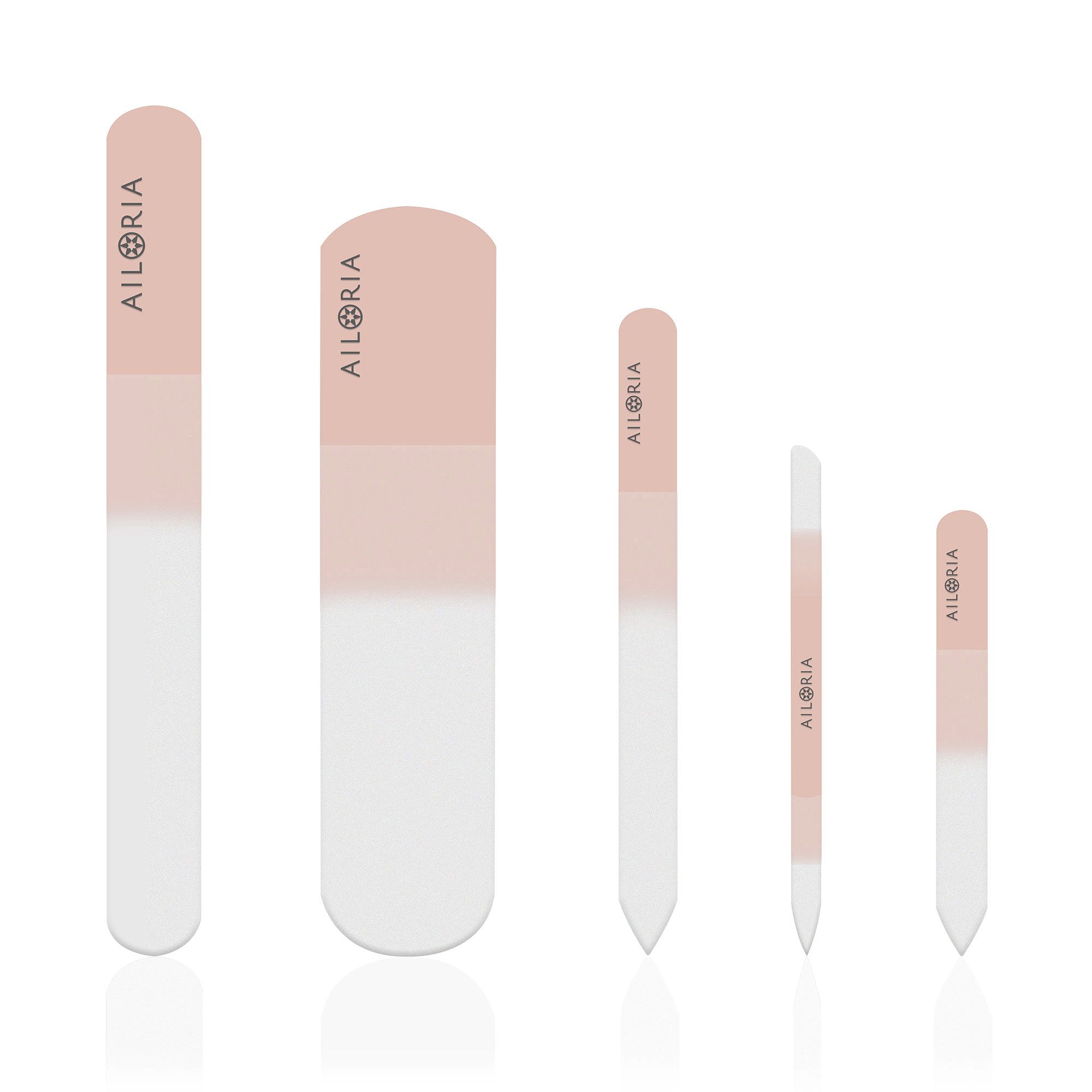 Cinque lime per unghie di diverse forme e dimensioni. Colore rosa e bianco. Marchio AILORIA su ogni lima.