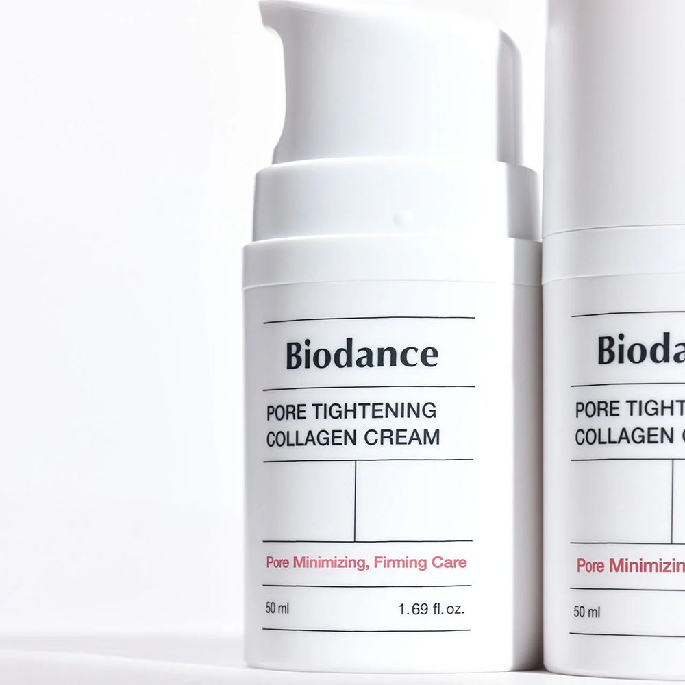 Due flaconi bianchi con "Biodance Pore Tightening Collagen Cream". Testo: Pore Minimizing, Firming Care. 50 ml.