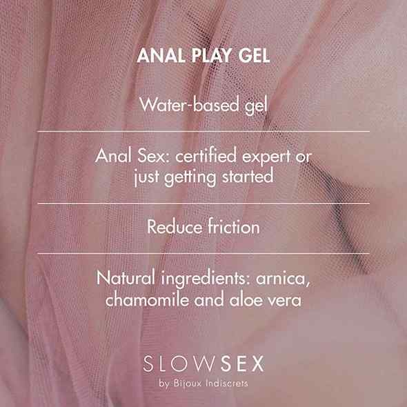 Testo su sfondo rosa. ANAL PLAY GEL. Gel a base d'acqua. Riduce l'attrito. Ingredienti naturali: arnica, camomilla e aloe vera.