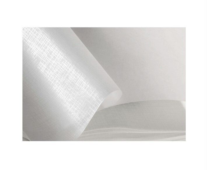 Primo piano di carta bianca ondulata e piegata. Struttura visibile.