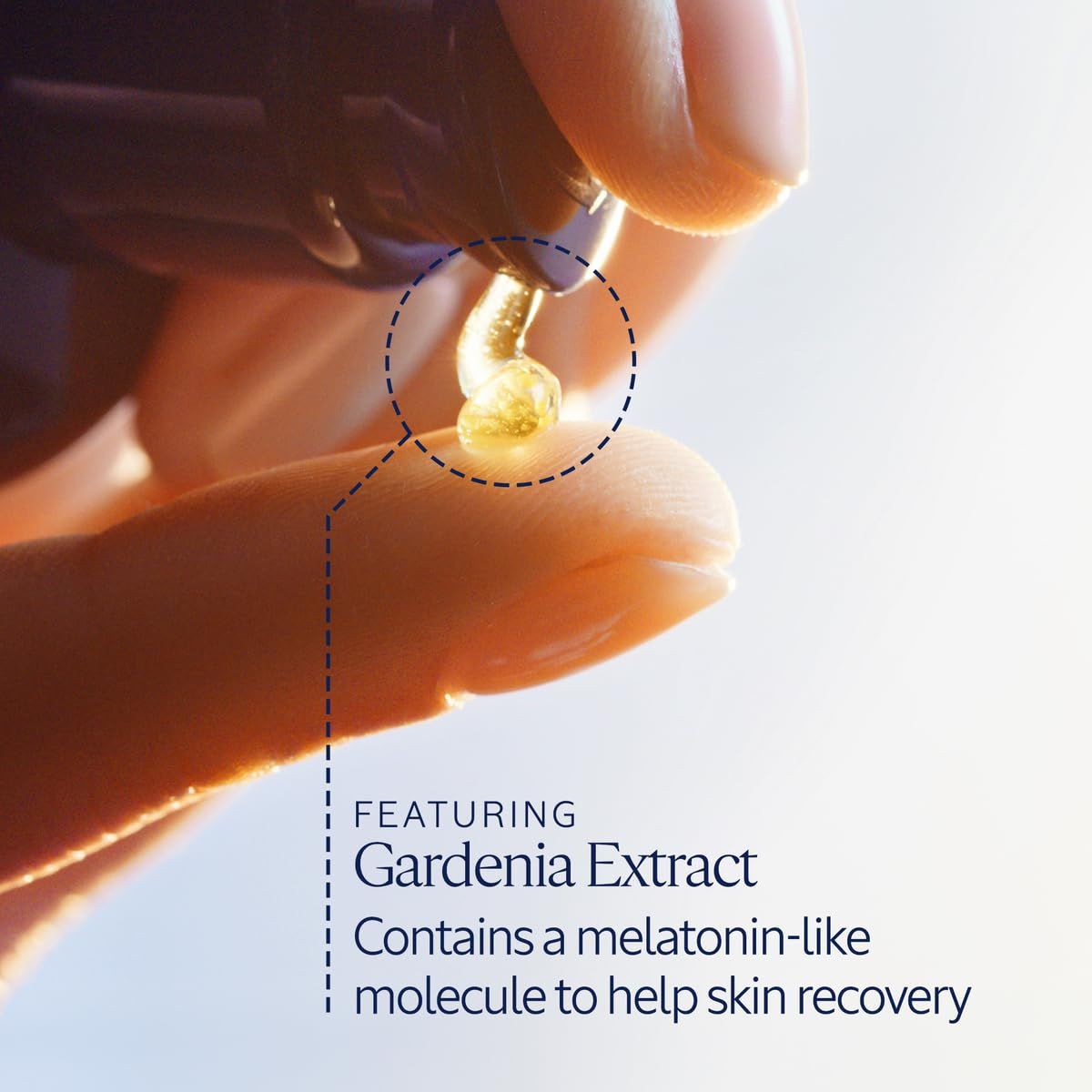 Primo piano di una capsula di siero giallo. Testo: Contiene una molecola simile alla melatonina per il recupero della pelle. Con estratto di gardenia.