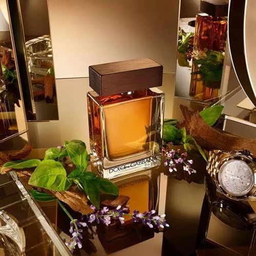 Flacone in vetro con liquido marrone, tappo in legno, circondato da specchi, piante e un orologio.