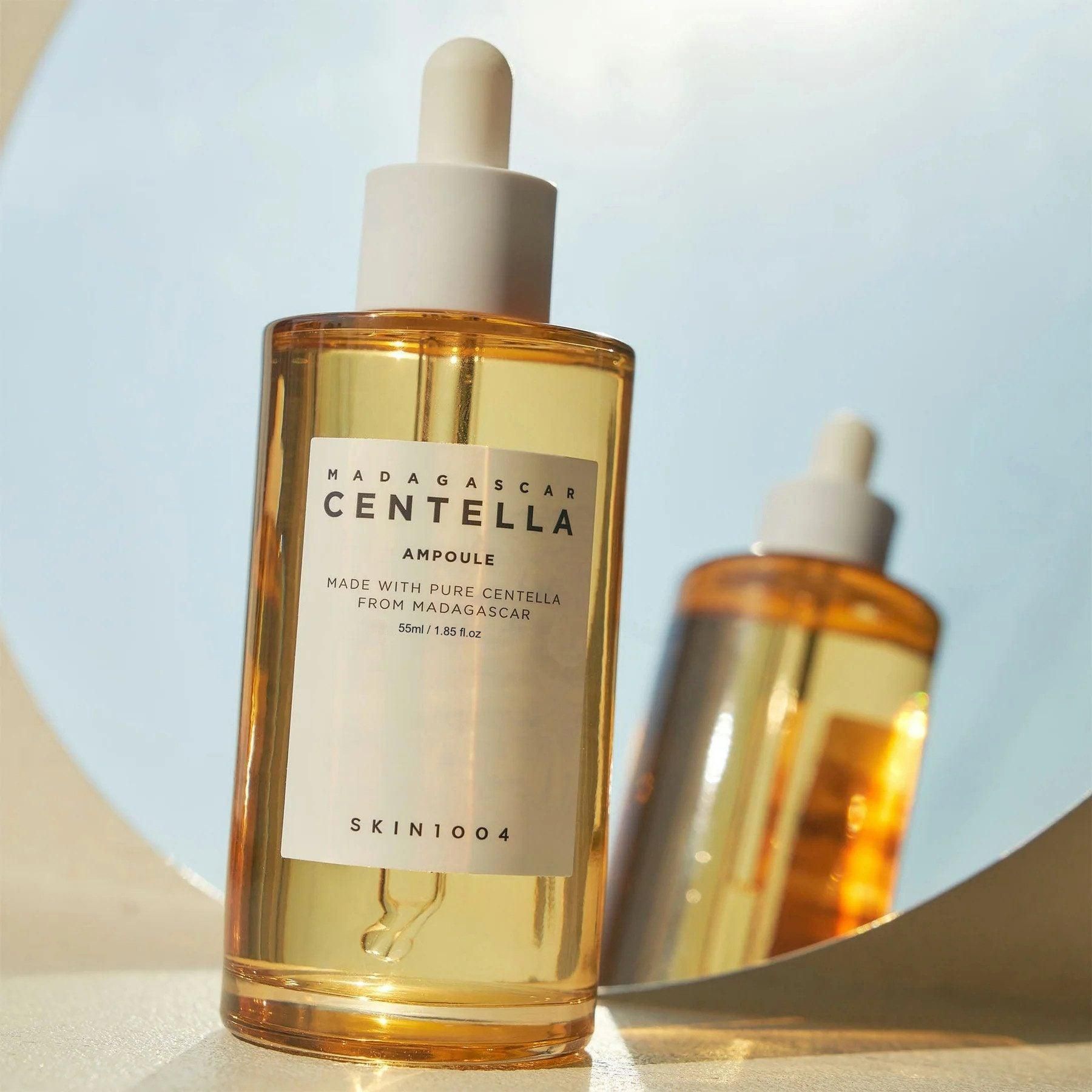 Flacone in vetro con contagocce, riempito di liquido giallo. Etichetta 'Centella Ampoule'.