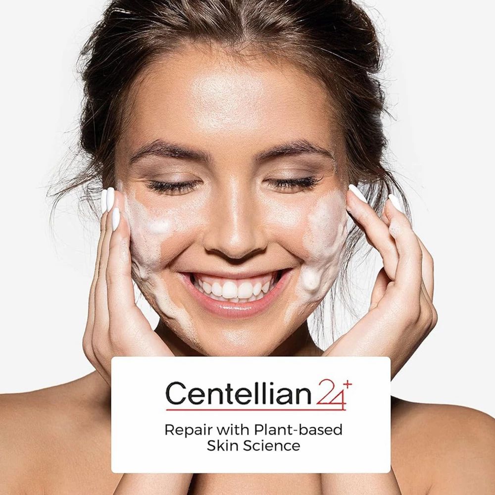 Donna con schiuma sul viso. Testo: Centellian 24, Repair with Plant-based Skin Science.