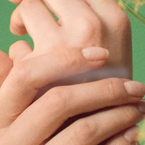 Primo piano di mani. Unghie color carne, pelle chiara. Sfondo verde.