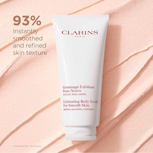 Tubo bianco Clarins. Testo: Gommage Exfoliant Peau Neuve, Exfoliating Body Scrub. 93% pelle levigata. Sfondo rosa.