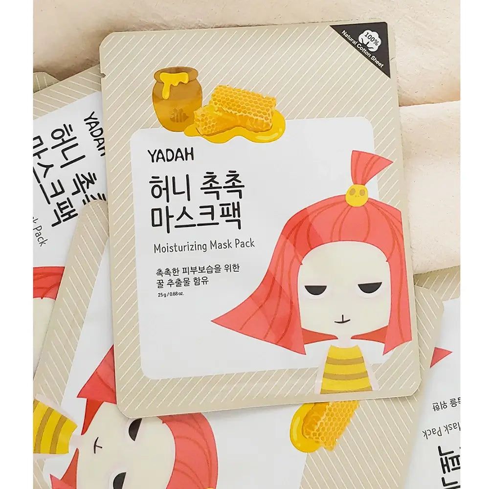 Più maschere viso YADAH. Confezione con illustrazione di miele e testo coreano. Scritta: Moisturizing Mask Pack.