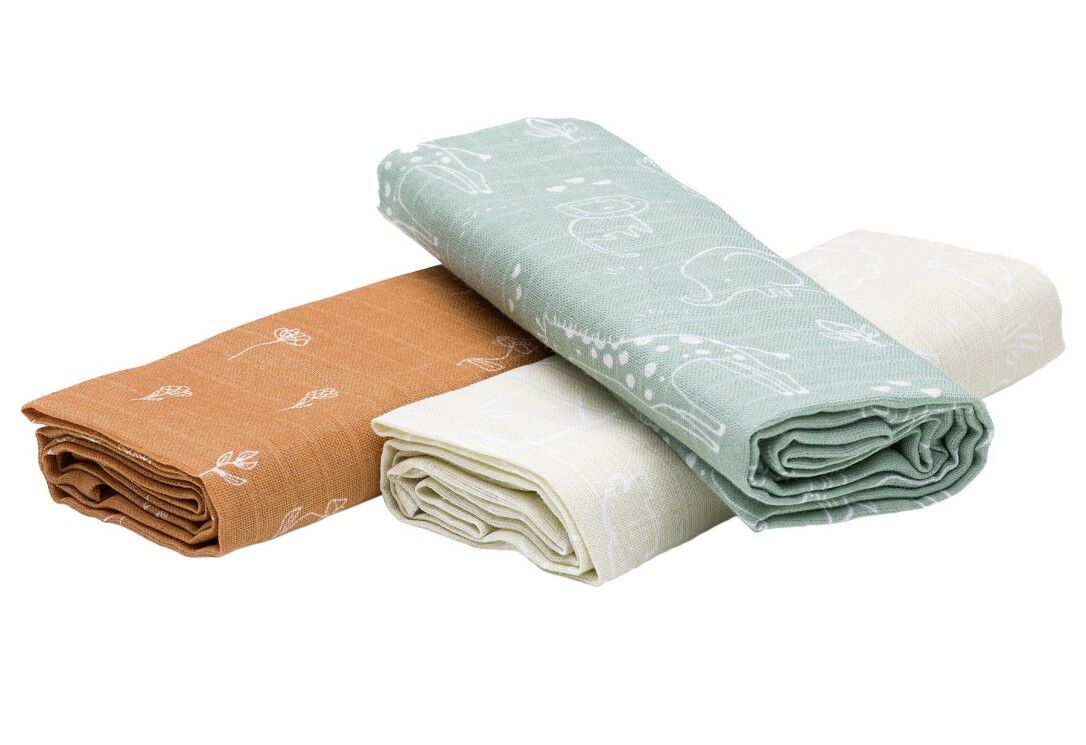 Quattro pannolini di stoffa piegati in diversi colori: arancione, verde, bianco e beige. Stampati con motivi floreali bianchi.