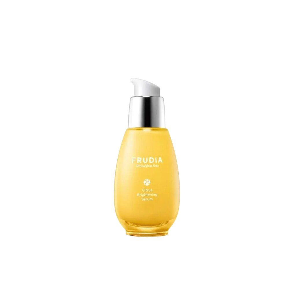 Flacone di siero giallo con erogatore argentato. Scritta FRUDIA, Citrus Brightening Serum.