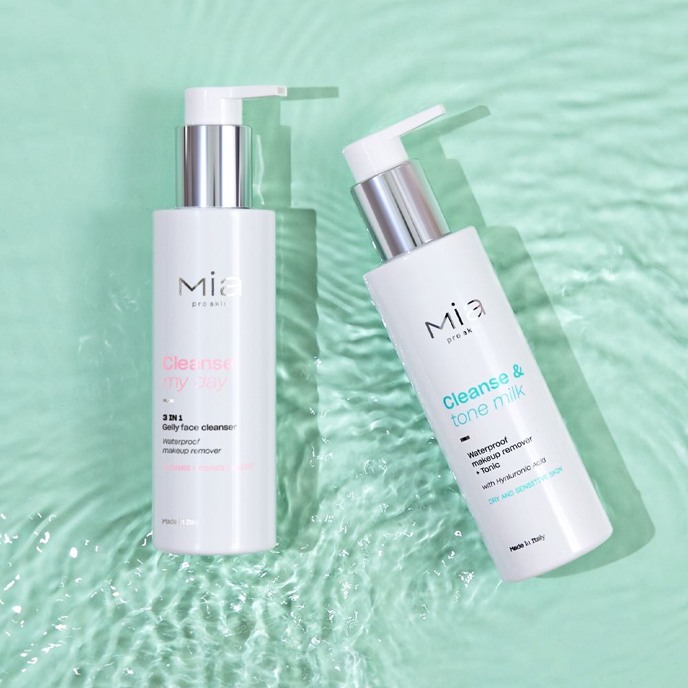 Due flaconi con dosatori. Scritta: Mia, Cleanse my day, 3 in 1, detergente viso in gel, waterproof, struccante. Cleanse & tone milk.