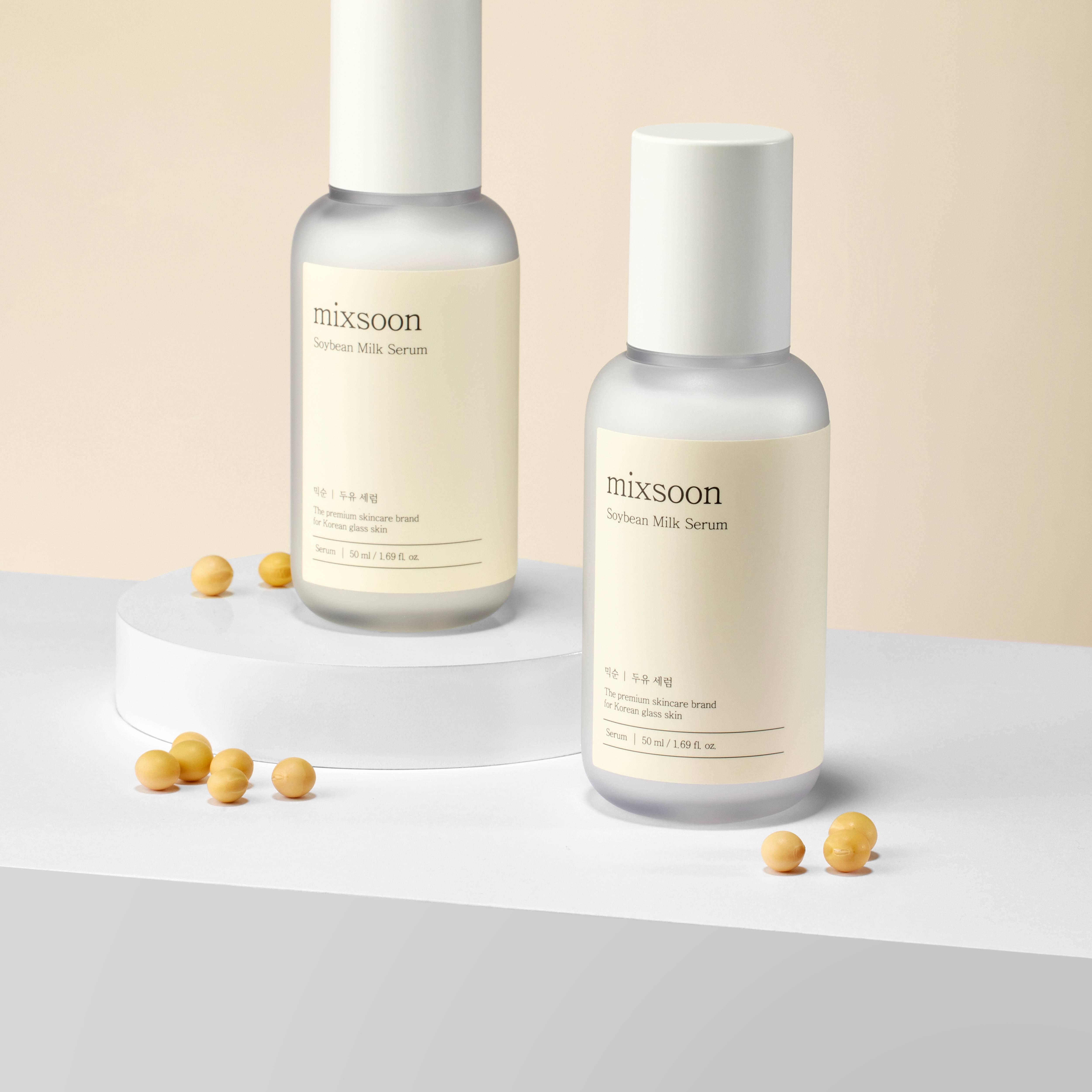 Due flaconi di siero. Scritta: mixsoon Soybean Milk Serum. Etichetta beige. Semi di soia.