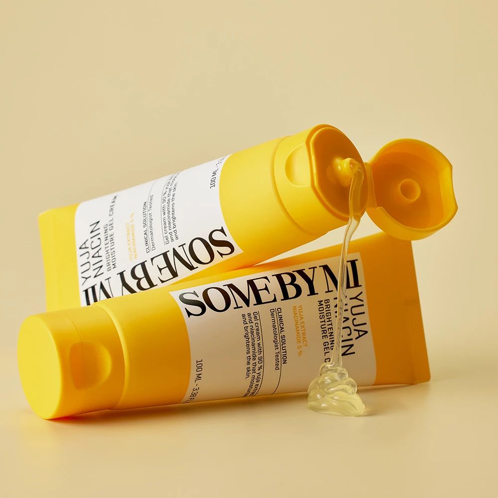 Due tubi gialli, uno aperto, crema gel che esce. Scritta: SOME BY MI Yuja Niacin Brightening Moisture Gel Cream.