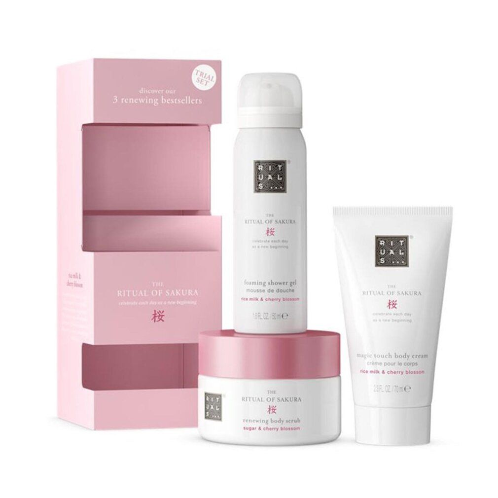 Un set regalo con tre prodotti Rituals of Sakura: gel doccia schiumogeno, scrub corpo e crema corpo, in confezione bianca con accenti rosa.