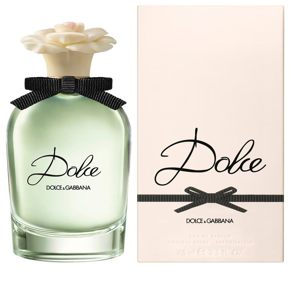 Flacone di profumo con fiore bianco, fiocco nero e scritta Dolce. Confezione con scritta Dolce e fiocco.