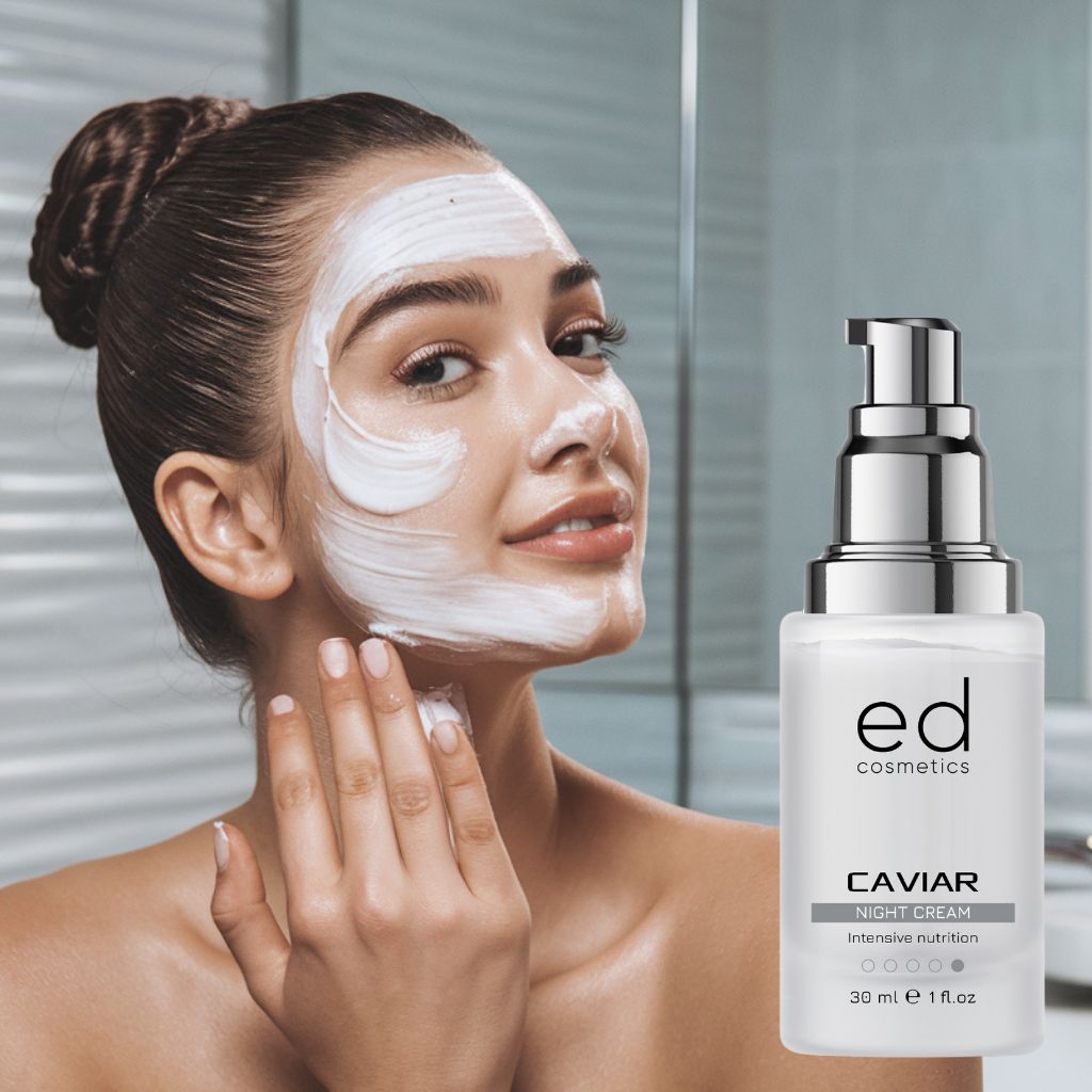 Donna applica crema sul viso. Flacone con erogatore argentato. Scritta: ED cosmetics, Caviar Night Cream, 30 ml, 1 fl.oz.