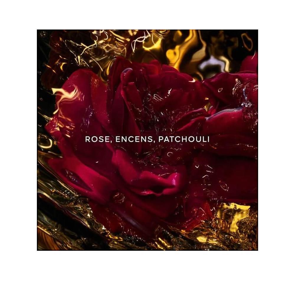 Primo piano di una rosa rossa con testo: ROSE, ENCENS, PATCHOULI.