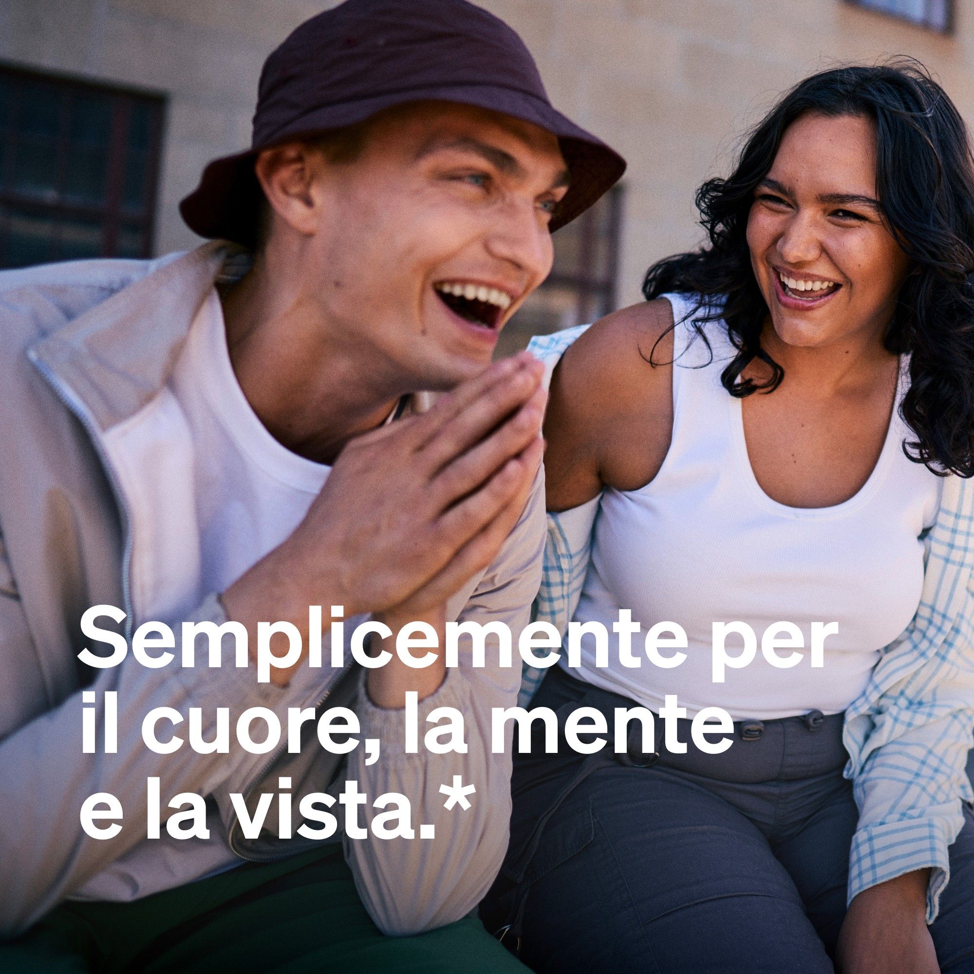 Due persone sorridenti all'aperto. Testo: "Semplicemente per il cuore, la mente e la vista."